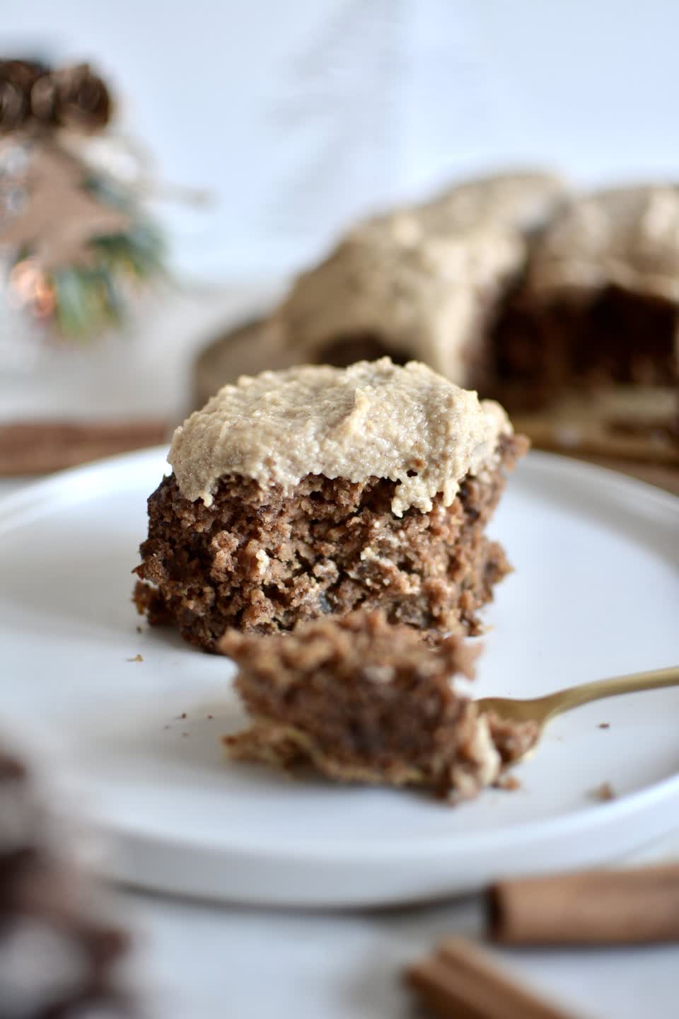 Gâteau nutritif pomme-cannelle avec glaçage aux noix de cajou