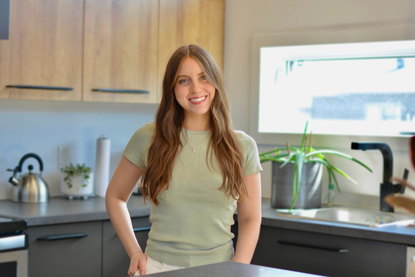 Martina, nutritionniste-diététiste, souriante dans une cuisine lumineuse